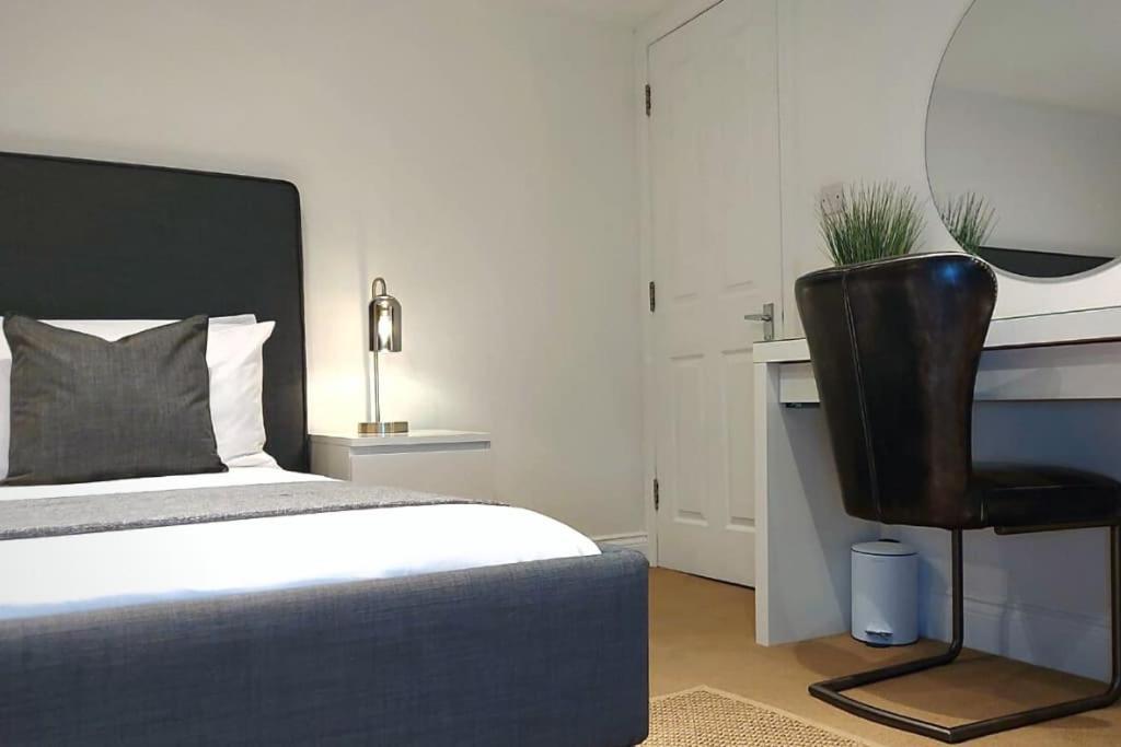 Stylish In Centre With Parking Apartment *