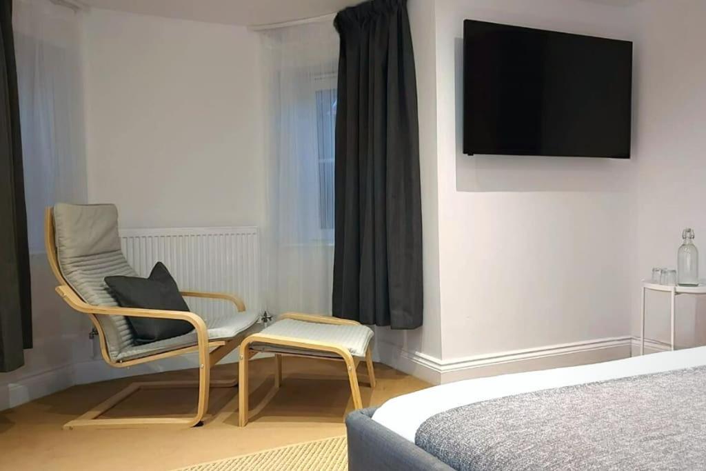 Stylish In Centre With Parking Apartment *